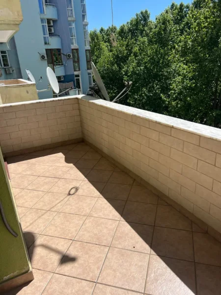 Tirane, jepet me qera zyre Kati 3, 147 m² 1.200 € (ISH EKSPOZITA)