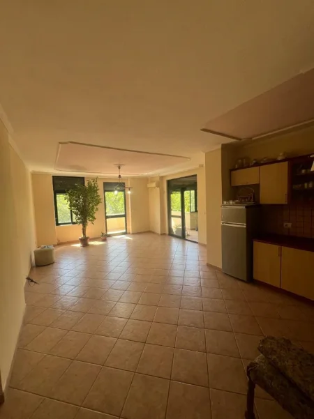 Tirane, jepet me qera zyre Kati 3, 147 m² 1.200 € (ISH EKSPOZITA)