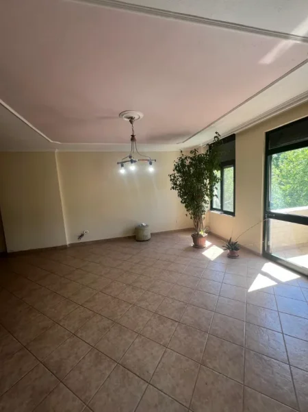 Tirane, jepet me qera zyre Kati 3, 147 m² 1.200 € (ISH EKSPOZITA)