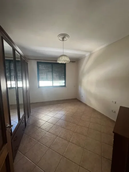 Tirane, jepet me qera zyre Kati 3, 147 m² 1.200 € (ISH EKSPOZITA)