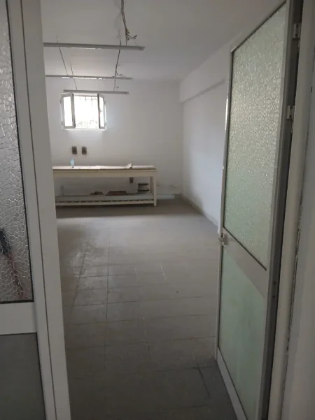 Tirane, jepet me qera ambjent biznesi Kati 0, 120 m² 1.000 € 