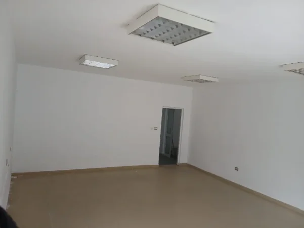 Tirane, jepet me qera ambjent biznesi Kati 0, 120 m² 1.000 € 