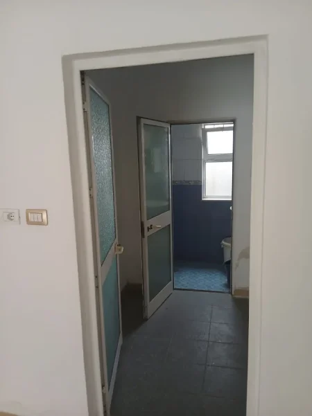 Tirane, jepet me qera ambjent biznesi Kati 0, 120 m² 1.000 € 