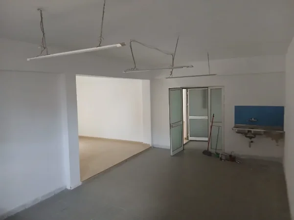 Tirane, jepet me qera ambjent biznesi Kati 0, 120 m² 1.000 € 
