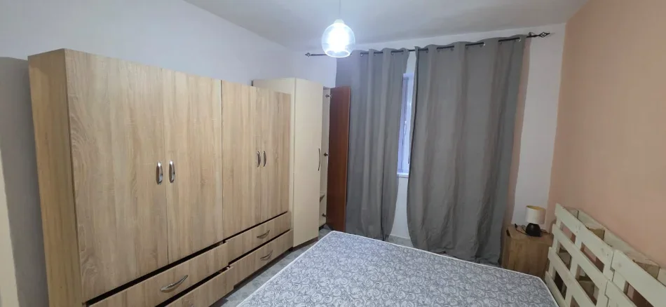 Tirane, jepet me qera apartament 1+1 Kati 2, 70 m² 500 € (Pranë Shkollës “Besnik Sykja”)