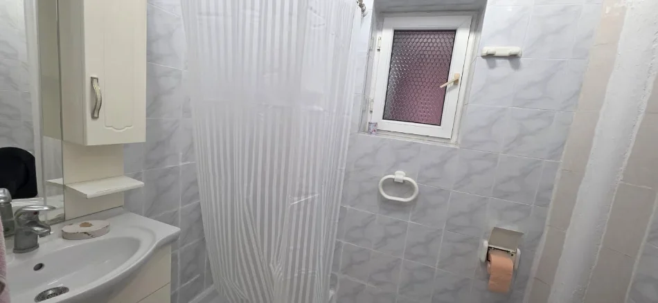 Tirane, jepet me qera apartament 1+1 Kati 2, 70 m² 500 € (Pranë Shkollës “Besnik Sykja”)