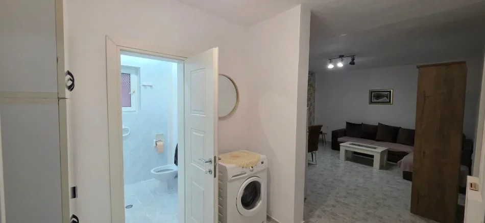 Tirane, jepet me qera apartament 1+1 Kati 2, 70 m² 500 € (Pranë Shkollës “Besnik Sykja”)