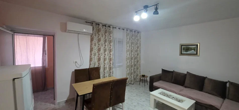 Tirane, jepet me qera apartament 1+1 Kati 2, 70 m² 500 € (Pranë Shkollës “Besnik Sykja”)