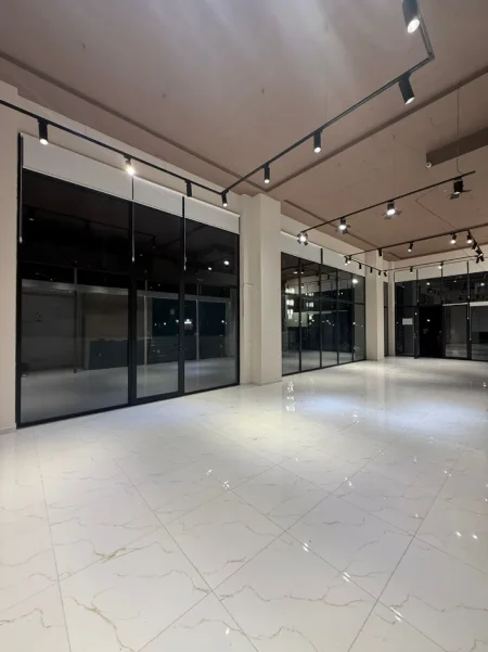 Tirane, jepet me qera dyqan Kati 0, 123 m² 1.200 € (rruga don bosko)