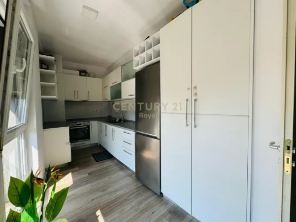 Tirane, jepet me qera apartament 1+1 Kati 6, 55 m² 550 € (ish fusha aviacionit)