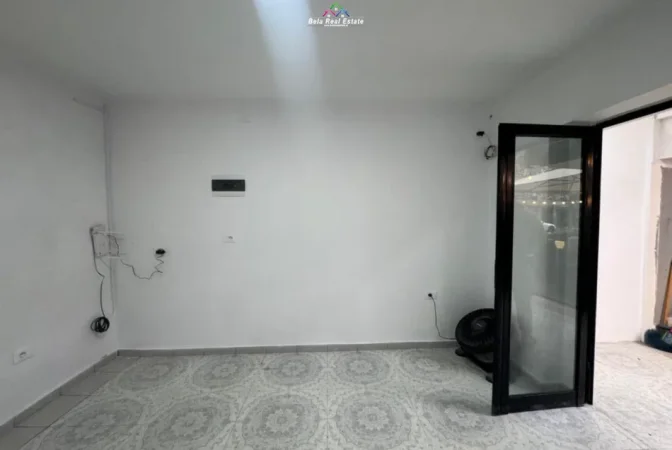 Tirane, jepet me qera dyqan Kati 0, 20 m² 470 € (Selite)