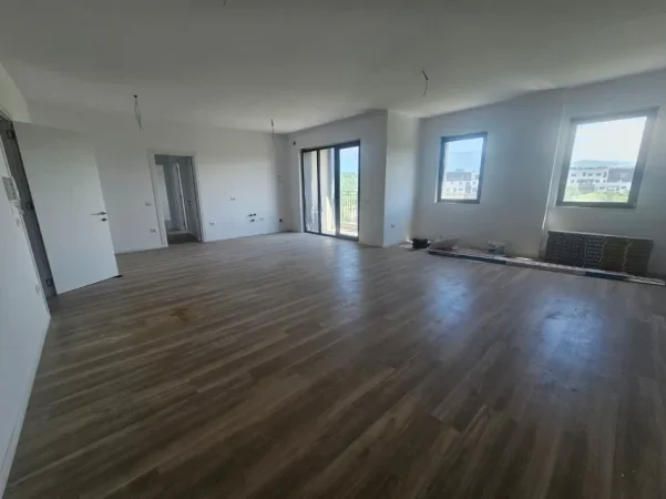 Tirane, jepet me qera ambjent biznesi Kati 3, 140 m² 1.200 € (Liqeni i Thate)