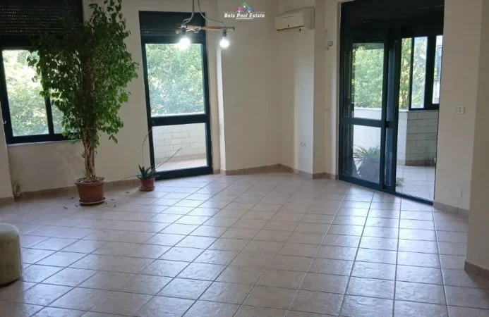Tirane, jepet me qera zyre Kati 3, 147 m² 1.260 € (ish ekspozita)