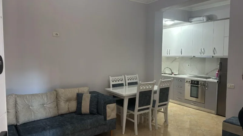 Tirane, jepet me qera apartament 1+1 , 65 m² 400 € (Prane Europianit)