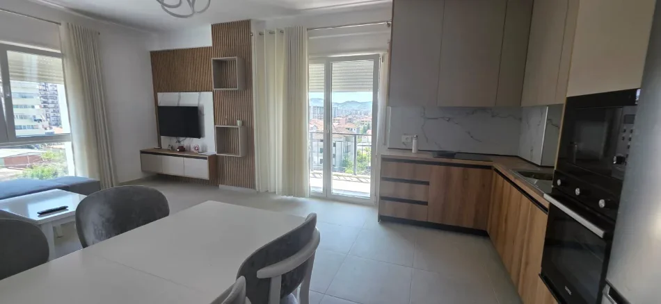 Tirane, jepet me qera apartament 2+1 Kati 4, 100 m² 600 € (Ish Dogana)