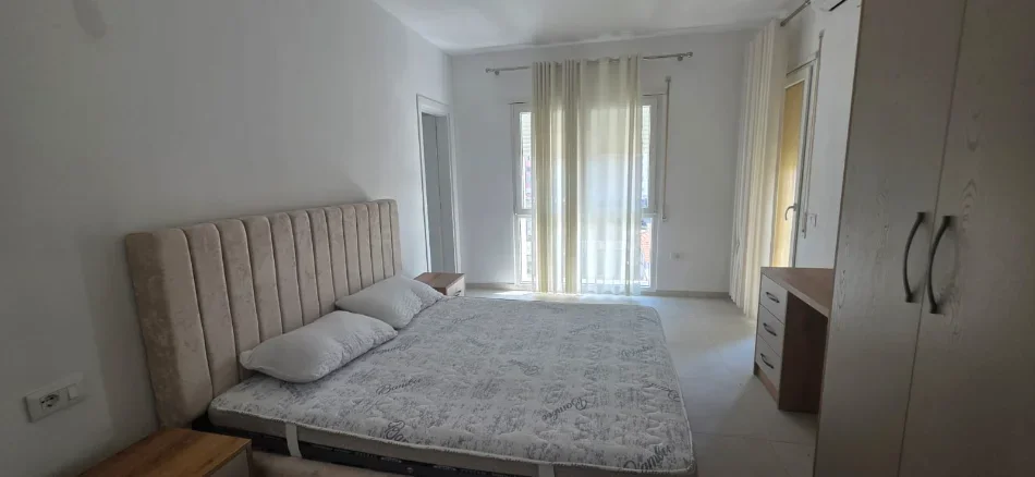 Tirane, jepet me qera apartament 2+1 Kati 4, 100 m² 600 € (Ish Dogana)