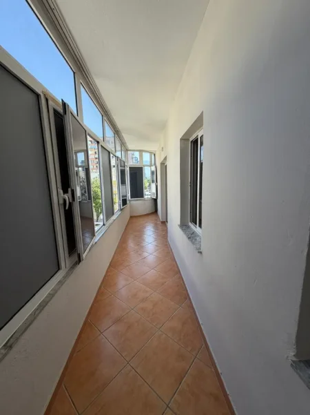 Tirane, jepet me qera zyre Kati 4, 178 m² 1.802 € (Bllok , Sheshi Willson)