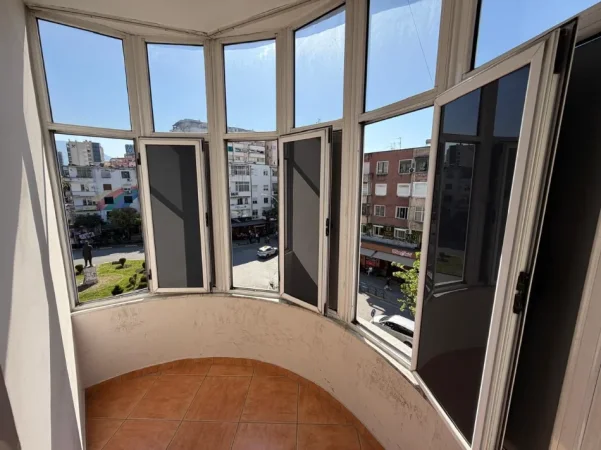 Tirane, jepet me qera zyre Kati 4, 178 m² 1.802 € (Bllok , Sheshi Willson)