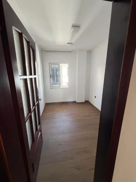 Tirane, jepet me qera zyre Kati 4, 178 m² 1.802 € (Bllok , Sheshi Willson)