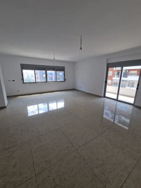 Tirane, jepet me qera ambjent biznesi Kati 4, 125 m² 750 € (Rruga Foto Xhavella)