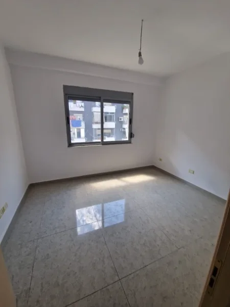 Tirane, jepet me qera ambjent biznesi Kati 4, 125 m² 750 € (Rruga Foto Xhavella)
