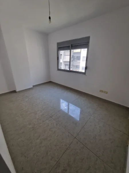 Tirane, jepet me qera ambjent biznesi Kati 4, 125 m² 750 € (Rruga Foto Xhavella)