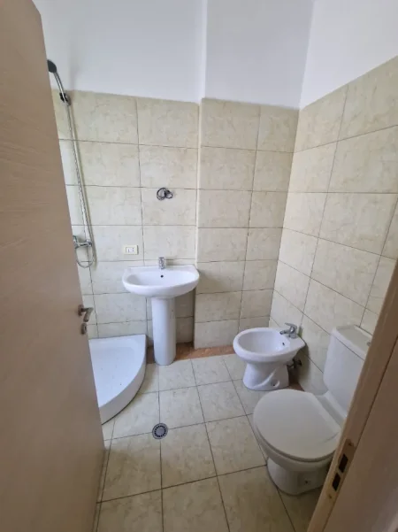 Tirane, jepet me qera ambjent biznesi Kati 4, 125 m² 750 € (Rruga Foto Xhavella)