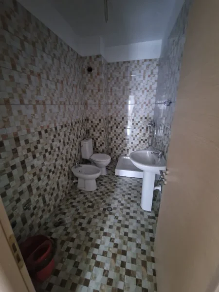 Tirane, jepet me qera ambjent biznesi Kati 4, 125 m² 750 € (Rruga Foto Xhavella)