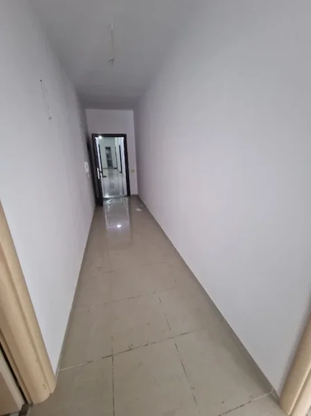Tirane, jepet me qera ambjent biznesi Kati 4, 125 m² 750 € (Rruga Foto Xhavella)