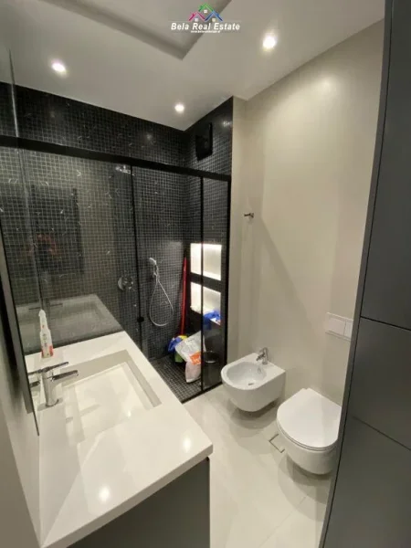 Tirane, jepet me qera apartament 1+1 Kati 12, 75 m² 1.000 € (Garden Building)