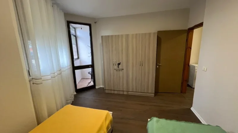 Tirane, jepet me qera apartament 2+1 Kati 1, 75 m² 550 € (ISH FUSHA E AVIACIONIT)