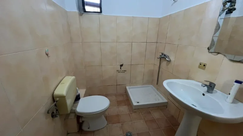 Tirane, jepet me qera apartament 2+1 Kati 1, 75 m² 550 € (ISH FUSHA E AVIACIONIT)