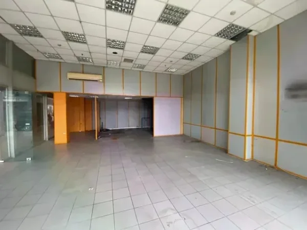 Tirane, jepet me qera dyqan Kati 0, 86 m² 735 € (paskuqan)