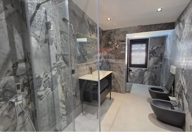 Tirane, shitet apartament 3+1 Kati 7, 330 m² 800.000 € (liqeni i tiranes)