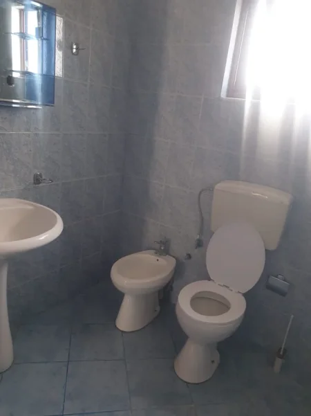 Shqiperi, jepet me qera apartament 2+1+Ballkon Kati 2, 100 m² 400 € (pranë Fakultetit të Mjekësisë)