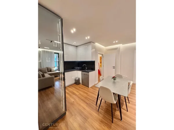 Tirane, jepet me qera apartament 2+1+Aneks+Ballkon Kati 7, 900 € (Pazari i Ri Hoxha Tahsim)