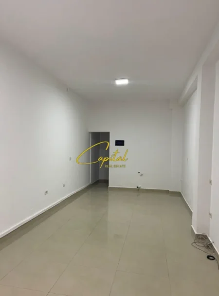 Tirane, jepet me qera zyre Kati 0, 70 m² 500 € (ISH EKSPOZITA)
