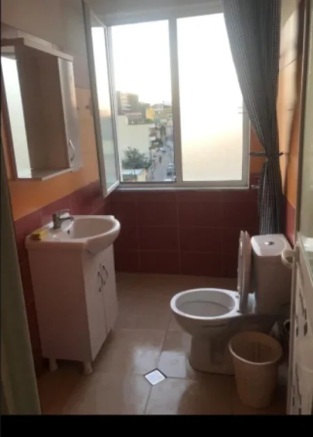 Tirane, jepet me qera garsonier 1+1 Kati 5, 40 m² 300 € (Gjimnazi "Partizani)
