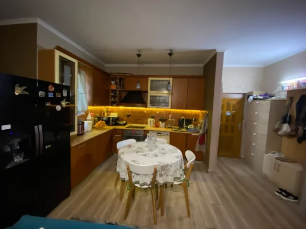 Tirane, jepet me qera apartament 2+1+2 Kati 1, 110 m² 750 € (kodra e diellit)