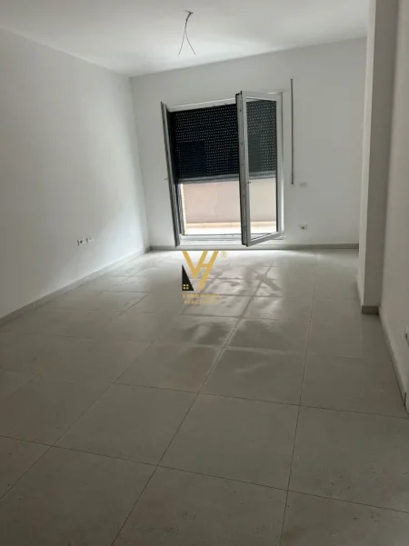 Tirane, jepet me qera apartament 2+1+Ballkon Kati 1, 105 m² 520 € (BULEVARDI I RI)