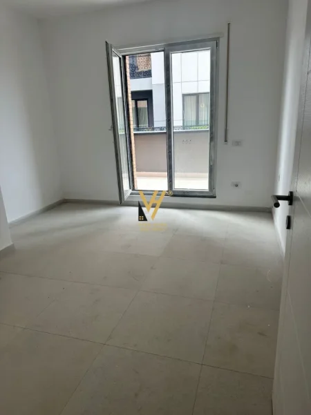 Tirane, jepet me qera apartament 2+1+Ballkon Kati 1, 105 m² 520 € (BULEVARDI I RI)