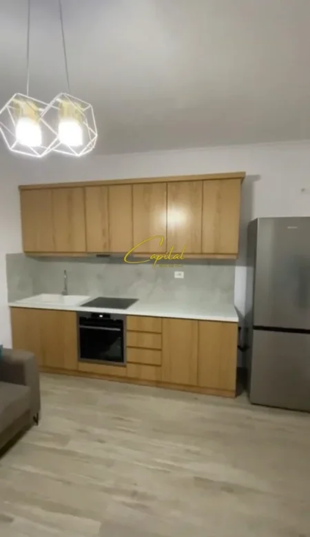 Tirane, jepet me qera apartament 1+1 Kati 1, 50 m² 500 € (ISH PARKU)