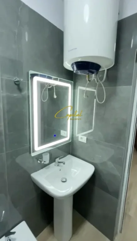 Tirane, jepet me qera apartament 1+1 Kati 1, 50 m² 500 € (ISH PARKU)