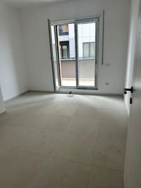Tirane, jepet me qera zyre Kati 1, 120 m² 600 € (BULEVARDI I RI)
