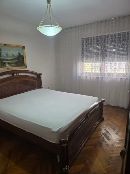 Tirane, jepet me qera apartament 2+1+Aneks+Ballkon Kati 4, 75 m² 500 € (rruga e barrikadave)