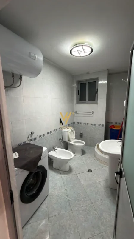 Tirane, jepet me qera apartament 1+1+Ballkon Kati 4, 75 m² 470 € (TIRANA E RE)