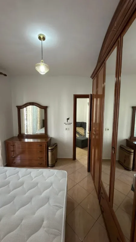 Tirane, jepet me qera apartament 1+1 Kati 4, 60 m² 450 € (PALLATI ME SHIGJETA)