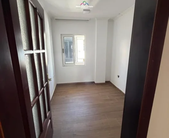 Tirane, jepet me qera zyre Kati 4, 178 m² 1.800 € (sheshi willson)