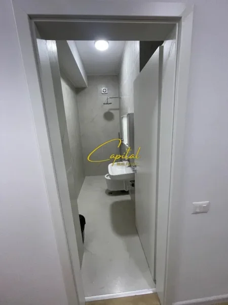 Tirane, jepet me qera apartament 1+1 Kati 9, 55 m² 380 € (ALI DEMI)