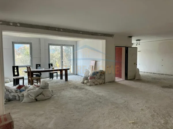 Tirane, jepet me qera ambjent biznesi Kati 0, 7.000 € (Kodra e Diellit 2)